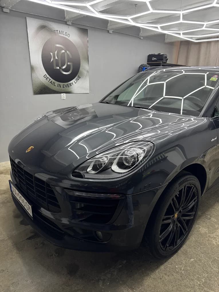Lesklý exteriér vozidla Porsche v štúdiu DetailGo