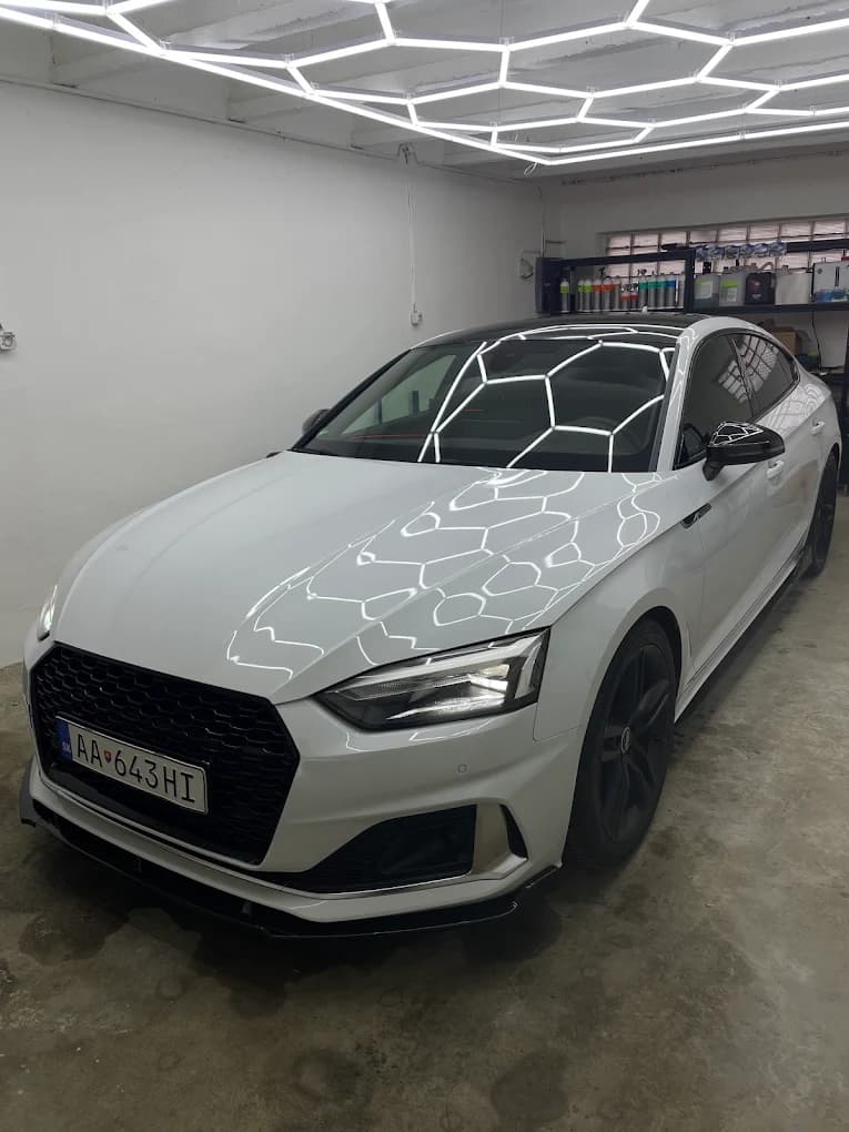 Biele Audi po starostlivosti v štúdiu DetailGo
